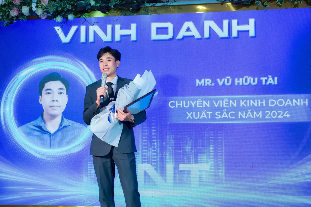 dia-oc-vnt-vinh-danh-cbnv-xuat-sac-2024-10-1024x683-1 Địa ốc VNT vinh danh CBNV xuất sắc 2024