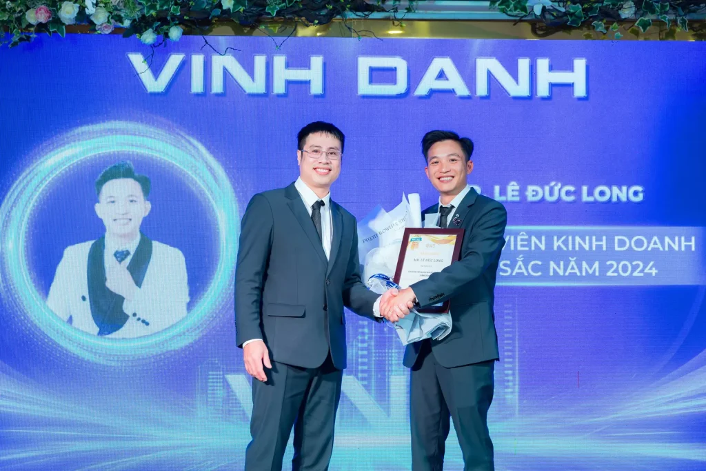 dia-oc-vnt-vinh-danh-cbnv-xuat-sac-2024-12-1024x683-1 Địa ốc VNT vinh danh CBNV xuất sắc 2024
