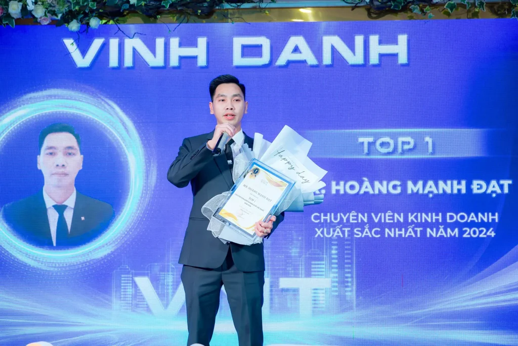 dia-oc-vnt-vinh-danh-cbnv-xuat-sac-2024-2-1024x683-1 Địa ốc VNT vinh danh CBNV xuất sắc 2024
