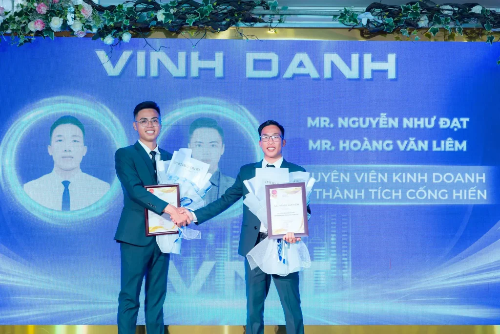dia-oc-vnt-vinh-danh-cbnv-xuat-sac-2024-4-1024x683-1 Địa ốc VNT vinh danh CBNV xuất sắc 2024