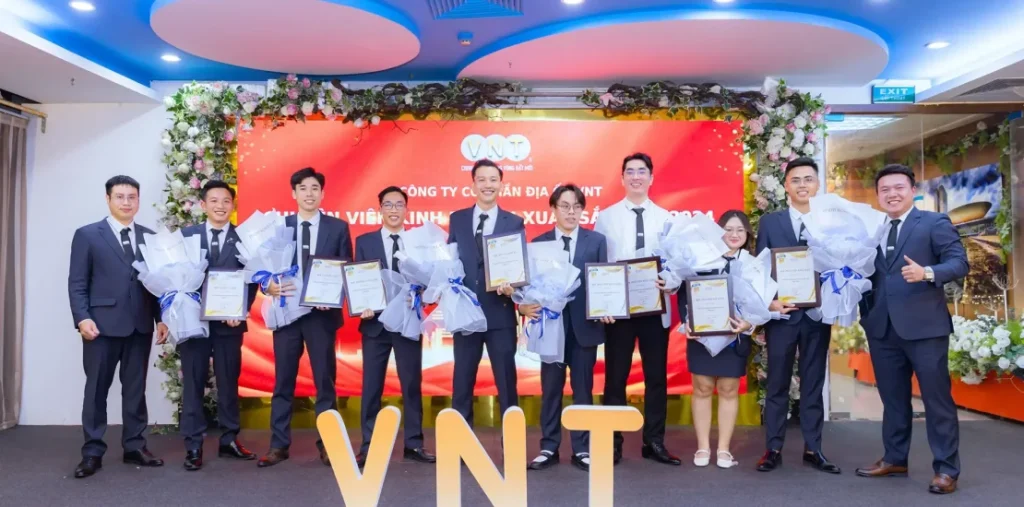 Địa ốc VNT vinh danh CBNV xuất sắc 2024
