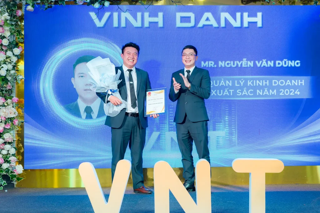 dia-oc-vnt-vinh-danh-cbnv-xuat-sac-2024-8-1024x683-1 Địa ốc VNT vinh danh CBNV xuất sắc 2024