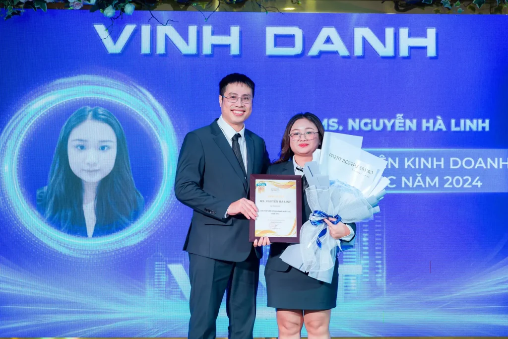 dia-oc-vnt-vinh-danh-cbnv-xuat-sac-2024-9-1024x683-1 Địa ốc VNT vinh danh CBNV xuất sắc 2024