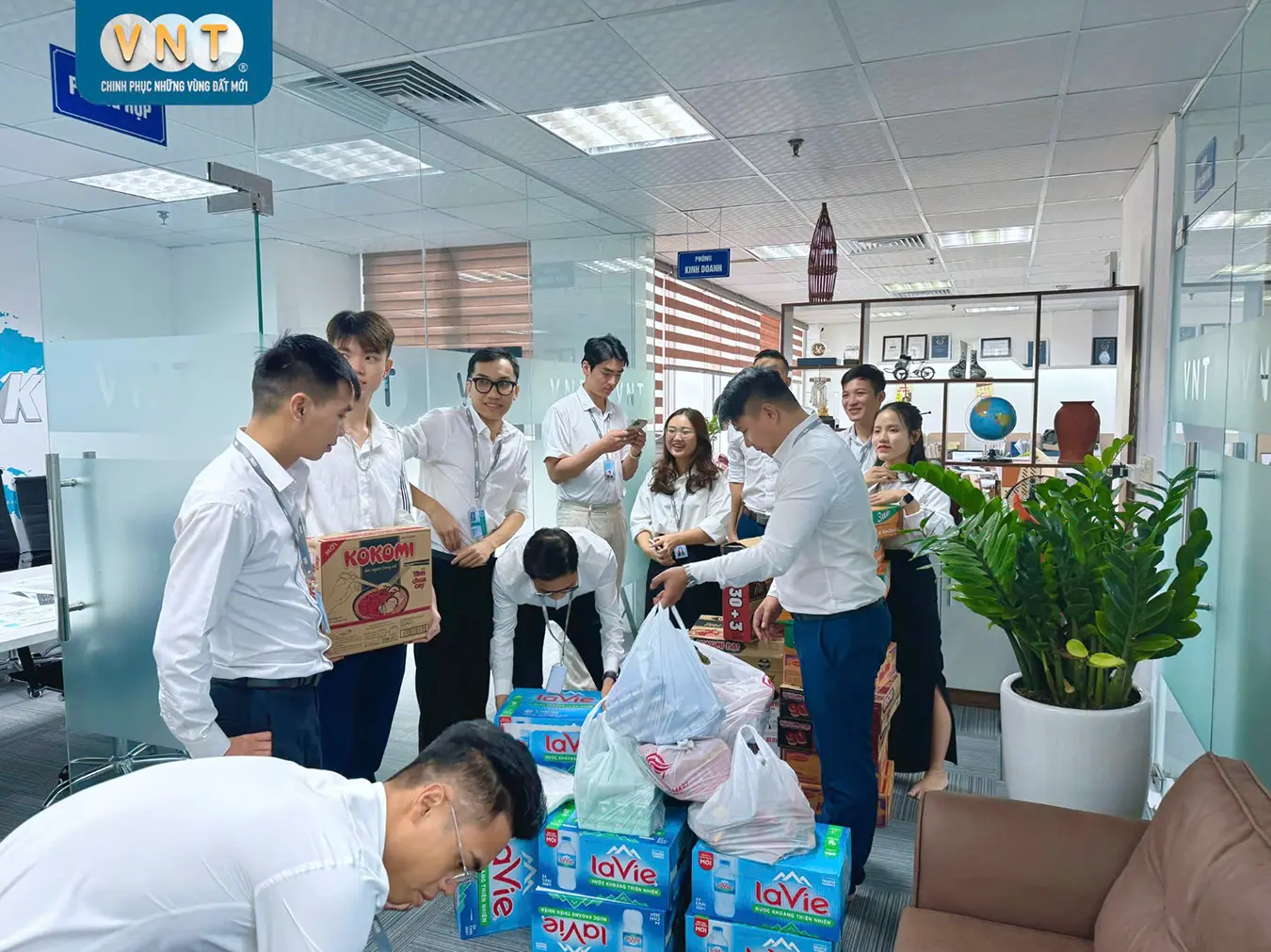 vnt-chung-tay-ung-ho-dong-bao-vung-bao-lu-4